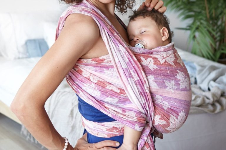 Atelier de portage bébé à Cholet : découvrez les bases du portage physiologique et les règles de sécurité
