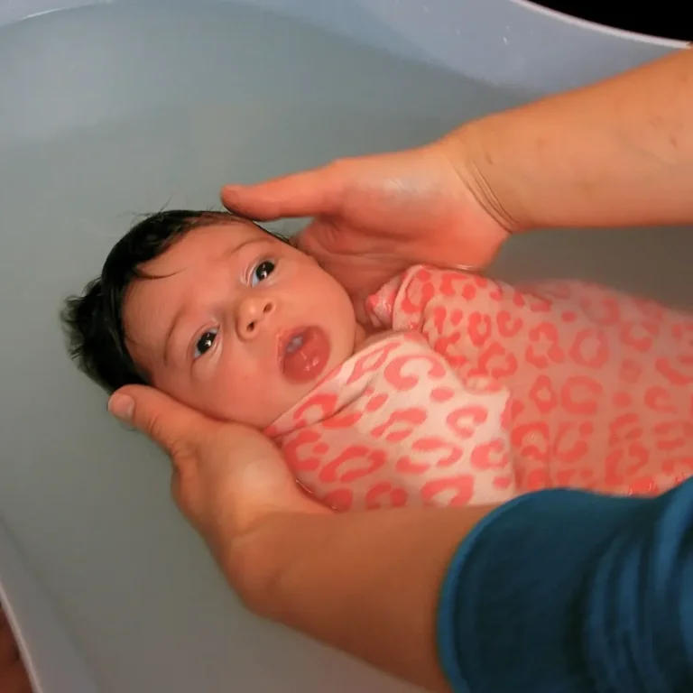Bain enveloppé bébé à Cholet Offrez à votre bébé une arrivée en douceur et partagez un moment unique avec le bain enveloppé à Cholet.