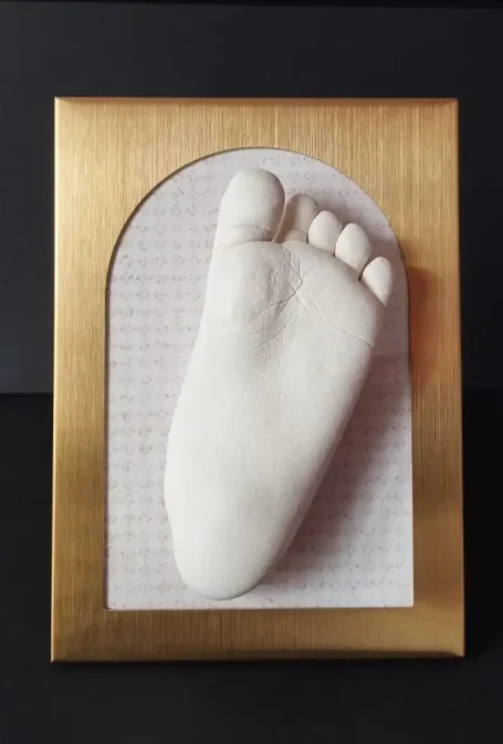 Cadre personnalisé avec moulage 3D d'une main ou d'un pied d'un nourrisson, souvenir de naissance unique.