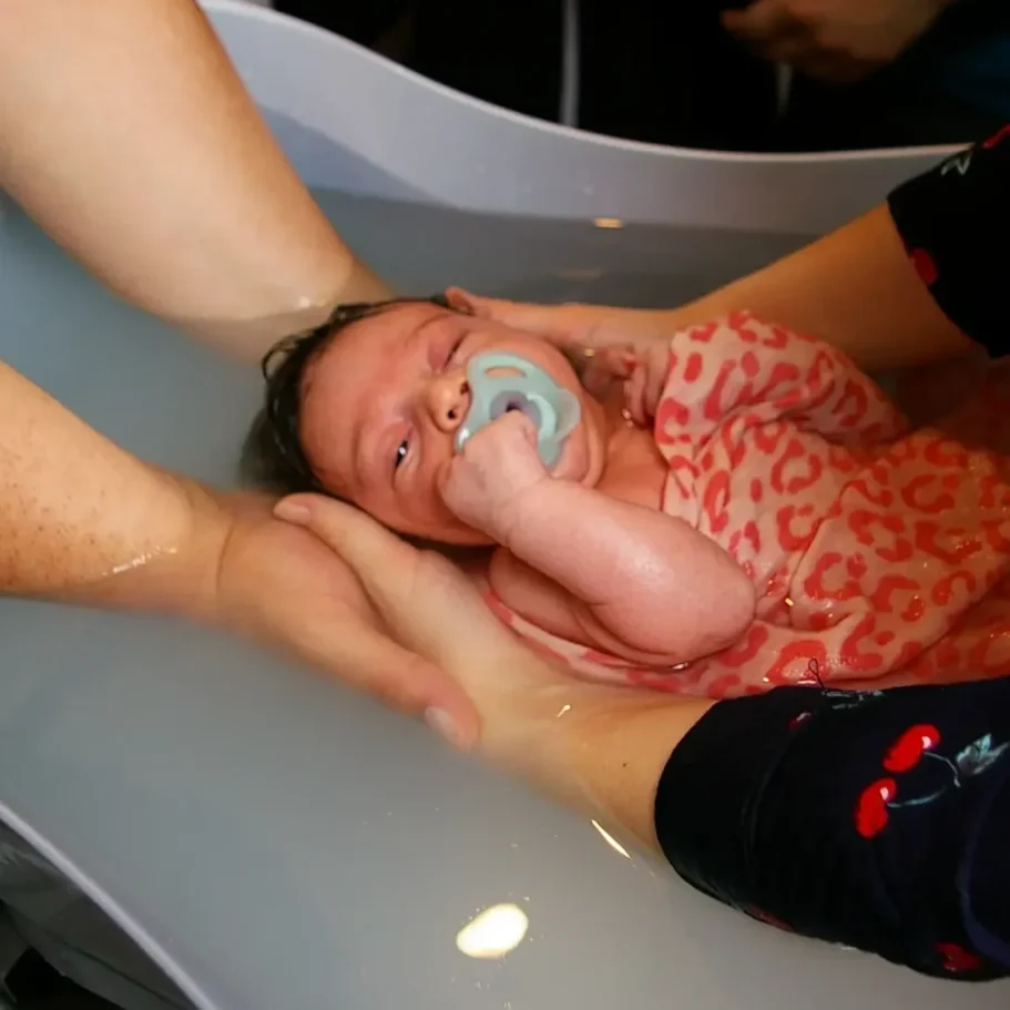 Offrez à votre bébé une arrivée tout en douceur et en sérénité avec le bain enveloppé bébé à Cholet.