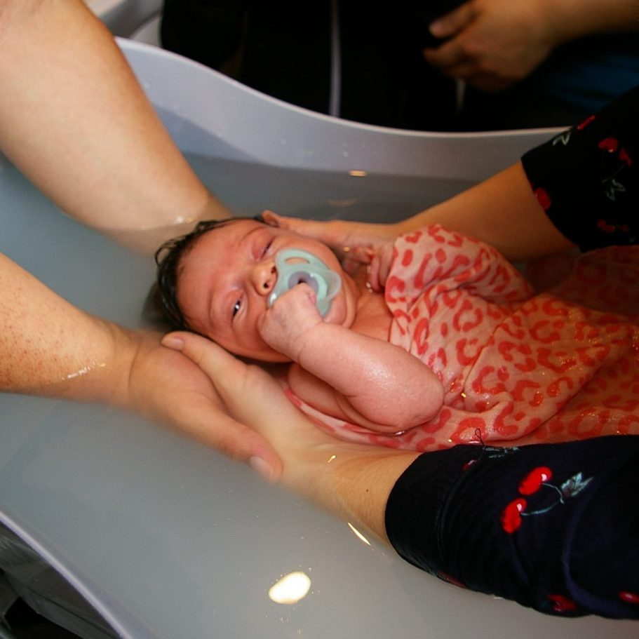Offrez à votre bébé une arrivée tout en douceur et en sérénité avec le bain enveloppé bébé à Cholet.