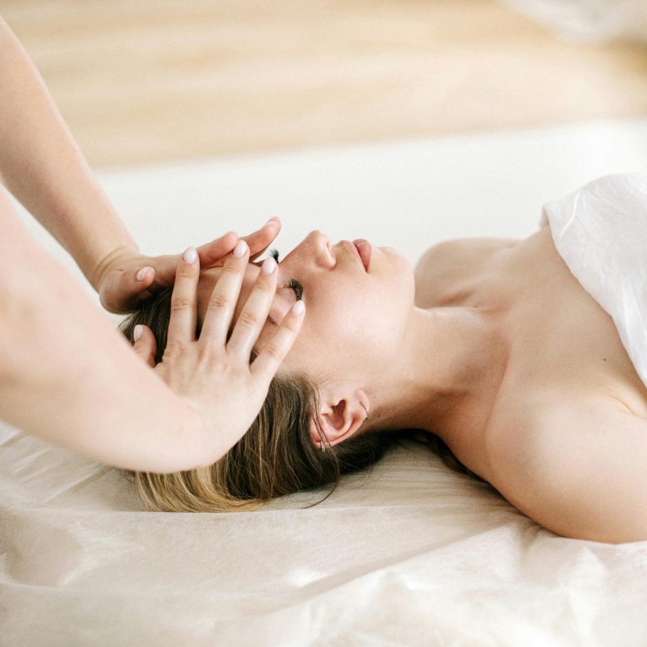 Ce massage est dédié à toutes les femmes pour vous offrir un moment de pure détente et de reconnexion à vous-même à Cholet.