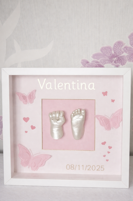 Cadre personnalisé avec moulage 3D des mains et pieds d'un nourrisson, souvenir de naissance unique.
