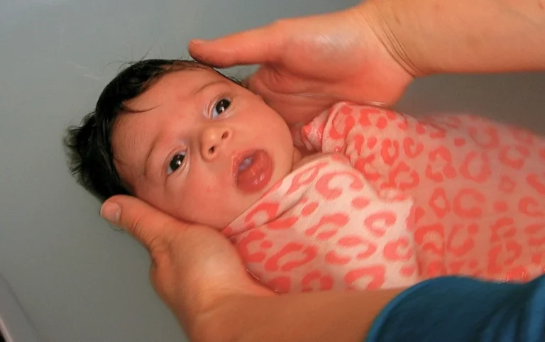 Offrez à votre bébé une arrivée tout en douceur et en sérénité avec le bain enveloppé bébé à Cholet.