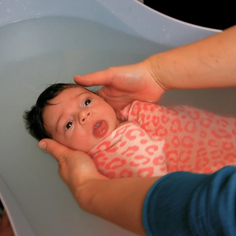 Offrez à votre bébé une arrivée en douceur et partagez un moment unique avec le bain enveloppé à Cholet.