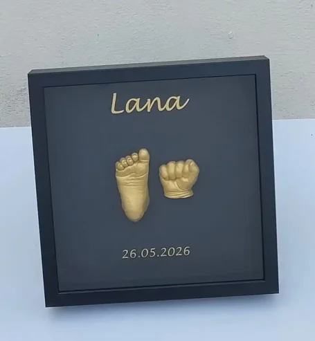 Cadre personnalisé avec moulage 3D des mains et pieds d'un nourrisson, souvenir de naissance unique.