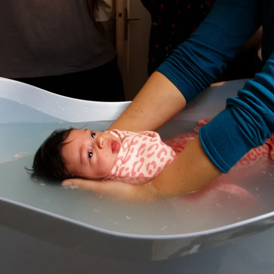 Offrez à votre bébé une arrivée tout en douceur et en sérénité avec le bain enveloppé bébé à Cholet.