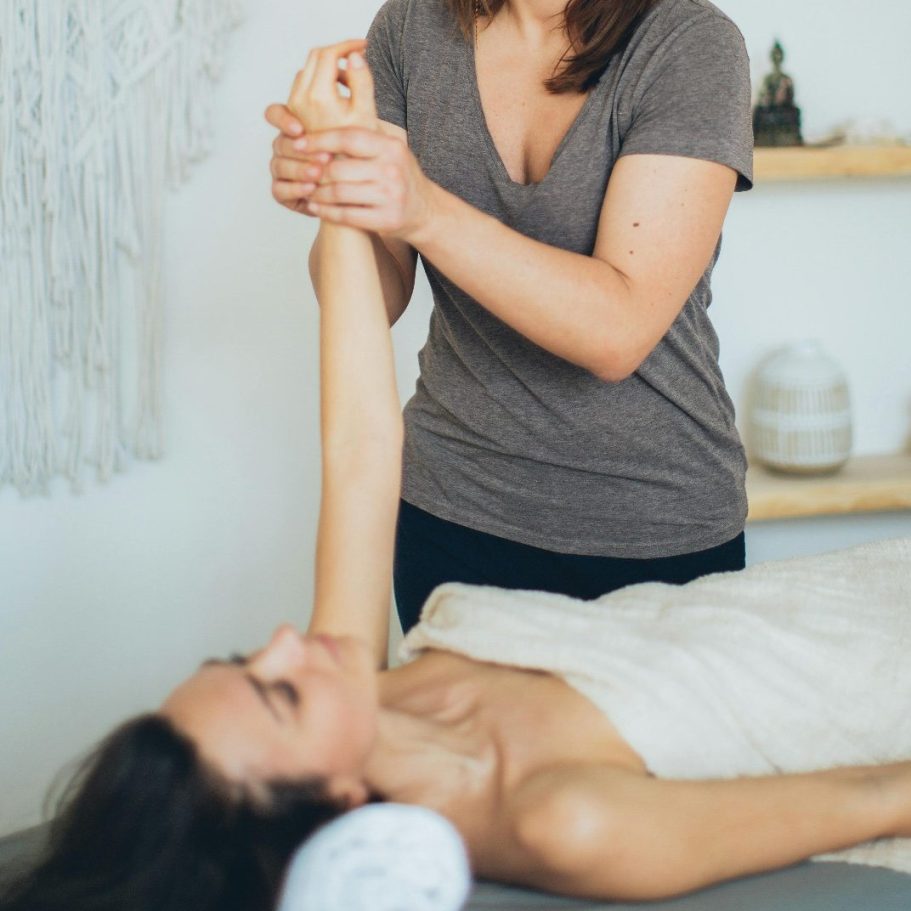 Offrez-vous un massage postnatal à Cholet pour retrouver confort, bien-être et légèreté après l’accouchement.