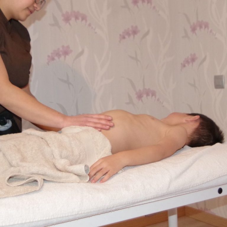 Offrez un massage à votre enfant à Cholet pour le soulager du stress, de la fatigue et des tensions.