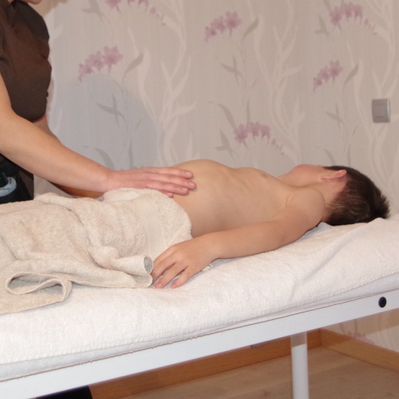 Offrez un massage à votre enfant à Cholet pour le soulager du stress, de la fatigue et des tensions.