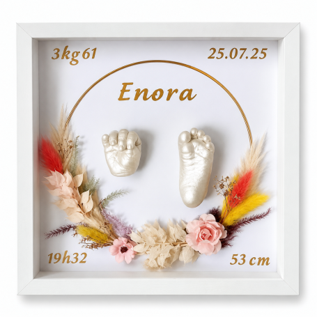 Cadre personnalisé avec moulage 3D des mains et pieds d'un nourrisson, souvenir de naissance unique.