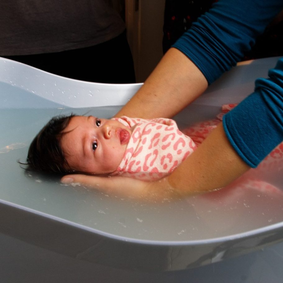 Offrez à votre bébé une arrivée tout en douceur et en sérénité avec le bain enveloppé bébé à Cholet.